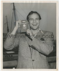 3b0990 MARLON BRANDO 8.25x10 news photo 1953 holding new passport after his other was stolen!