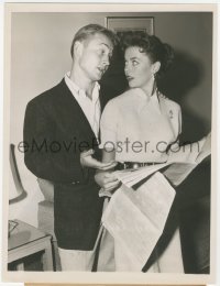 3b1004 NATALIE WOOD/NICK ADAMS 7x9.25 news photo 1955 he's gets too close as she holds newspaper!