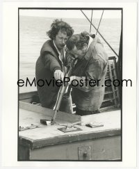 3d1177 JAWS deluxe 8x10 file photo 1975 Steven Spielberg & Robert Shaw with rifle by Goldman!