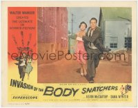 3d0798 INVASION OF THE BODY SNATCHERS LC 1956 c/u of Kevin McCarthy & Dana Wynter running in alley!