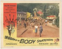 3d0802 INVASION OF THE BODY SNATCHERS LC 1956 best far shot of Kevin McCarthy & Dana Wynter running!