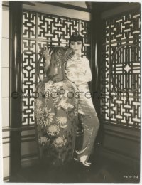 3f1573 ANNA MAY WONG 7.25x9.25 still 1932 full-length in traditional Chinese outfit by huge vase!