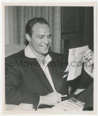 3f1627 MARLON BRANDO 7x8.5 news photo 1954 reading congratulatory telegram on Oscar nomination!