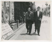 3f1661 TEAHOUSE OF THE AUGUST MOON candid 8.25x10 still 1956 Marlon Brando & Glenn Ford sightseeing!