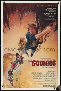 3f0990 GOONIES 1sh 1985 wonderful Drew Struzan art of top cast hanging from stalactite!