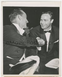 3f1628 MARLON BRANDO/BING CROSBY 7x9 news photo 1955 both are Best Actor nominees at the Oscars!