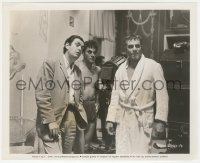 3j0380 SPARTACUS candid 8.25x10 still 1960 Stanley Kubrick, Tony Curtis & Laurence Olivier on set!