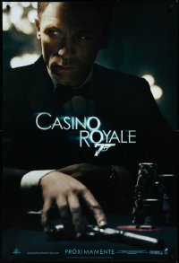 3m0784 CASINO ROYALE int'l Spanish language teaser DS 1sh 2006 Craig as Bond at poker table with gun!