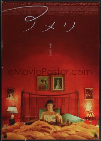 3m0527 AMELIE Japanese 2001 Jean-Pierre Jeunet, image of Audrey Tautou in bed under huge red wall!