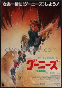 3m0596 GOONIES style B Japanese 1985 cool Drew Struzan art of top cast hanging from stalactite!