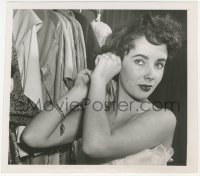 3p1946 ELIZABETH TAYLOR 7.25x8 news photo 1950 fixing hair during trousseau fittings in Manhattan!