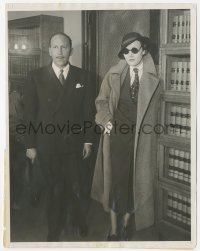 3p2055 MARLENE DIETRICH 7x9 news photo 1933 wearing sunglasses by lawyer, she's a witness in court!