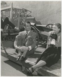 3p2080 NOTORIOUS candid 7.5x9.25 still 1946 Hitchcock w/ Bergman & Grant between scenes by Longet!