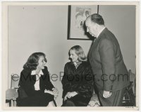 3p2093 PARADINE CASE candid 8x10.25 still 1948 Alfred Hitchcock between scenes with Ann Todd & Valli!