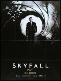 3p0126 SKYFALL teaser French 1p 2012 Daniel Craig as James Bond 007 standing in gun barrel!