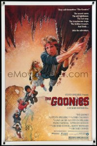 3r0769 GOONIES 1sh 1985 wonderful Drew Struzan art of top cast hanging from stalactite!