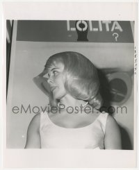 3t1430 LOLITA candid 8.25x10 still 1962 sexy Sue Lyon sticking her tongue out by poster at premiere!