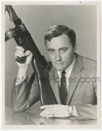 3t1442 MAN FROM U.N.C.L.E. TV 7.25x9 still 1968 portrait of Robert Vaughn as Napoleon Solo with gun!