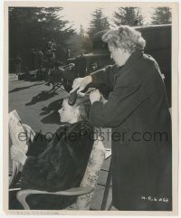 3t1465 NOTORIOUS candid 8.25x10 still 1946 hairdresser applies finishing touches to Ingrid Bergman!