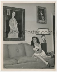 3t1474 PAULETTE GODDARD 7x9 news photo 1947 at home with her own Picasso & Modigliani paintings!