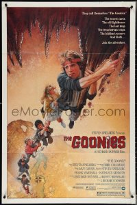 3t0875 GOONIES 1sh 1985 wonderful Drew Struzan art of top cast hanging from stalactite!