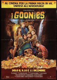 3t0081 GOONIES Italian 1p R2019 Richard Donner, best completely different art of cast & treasure!