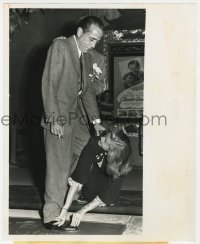 3t1410 HUMPHREY BOGART/LAUREN BACALL 8.25x10 news photo 1946 putting footprint at Grauman's Theatre!