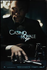 3w0705 CASINO ROYALE int'l Spanish language teaser DS 1sh 2006 Craig as Bond at poker table with gun!