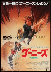 3w0433 GOONIES style B advance Japanese 1985 Drew Struzan art of top cast hanging from stalactite!