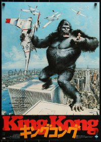 3w0455 KING KONG Japanese 1976 different Berkey art of ape on rooftop of the Twin Towers!