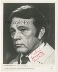 3x0566 RICHARD BURTON signed 8x10 still 1977 sensitive & disenchanted child psychiatrist in Equus!