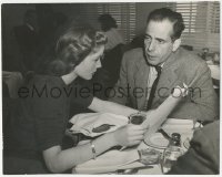 3y0252 HUMPHREY BOGART/LAUREN BACALL deluxe 10.5x13.25 still 1945 c/u in Green Room by Len Weissman!