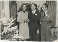 3y0251 HUMPHREY BOGART/LAUREN BACALL deluxe 10.25x14 news photo 1945 bride & groom with judge!