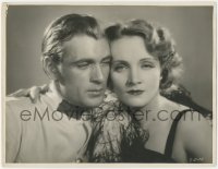 3y0272 MOROCCO candid deluxe 11x14.25 still 1930 Gary Cooper & sexy Marlene Dietrich by Richee!