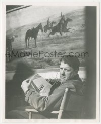 3y1373 GIANT candid 8.25x10 still 1956 director George Stevens in his chair by Floyd McCarty!