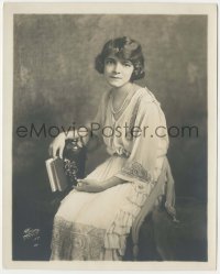 3y1384 HELEN HAYES deluxe stage play 8x10 still 1920 super young seated portriat w/book by Sarony!