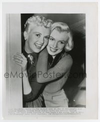 3y1396 HOW TO MARRY A MILLIONAIRE 8.25x10 news photo 1953 newcomer Marilyn Monroe & Betty Grable!