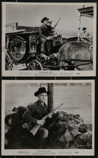 3y1625 MAGNIFICENT SEVEN 2 8x10 stills 1960 Yul Brynner w/ McQueen on coach & holding rifle!