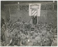 3y1432 MARILYN MONROE 7.5x9.5 news photo 1954 on stage entertaining the troops in Korea, rare!