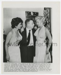 3y1433 MARILYN MONROE/GINA LOLLOBRIGIDA 8.25x10 news photo 1954 about to film The Seven Year Itch!