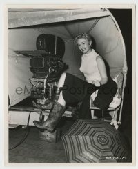 3y1476 PUSHOVER candid 8.25x10 still 1954 Kim Novak on the set of her first movie by Van Pelt!