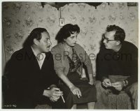 3y1488 ROSE TATTOO candid 7.5x9.5 still 1955 Anna Magnani with Daniel Mann & Tennessee Williams!