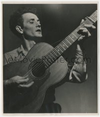 3y1533 WOODY GUTHRIE 8x9.5 still 1945 great close up of the Oklahoma balladeer playing guitar!