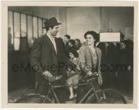 4b1297 BICYCLE THIEF 8x10 still 1949 Lamberto Maggiorani smiling at Lianella Carell by his bike!