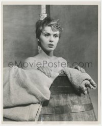 4b1322 JEAN SEBERG 8x10 news photo 1959 standing naked in barrel from The Mouse That Roared