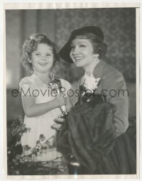 4b1347 SHIRLEY TEMPLE/CLAUDETTE COLBERT 7x9 news photo 1935 admiring Claudette's Oscar statuette!