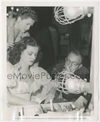 4f1536 SECRET BEYOND THE DOOR candid 8.25x10 still 1947 Joan Bennett discusses scene with Fritz Lang!