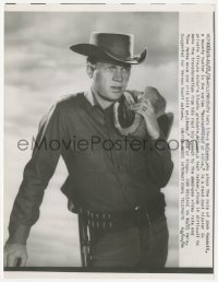 4f1589 WANTED DEAD OR ALIVE 7.25x9.25 news photo 1958 great portrait of cool young Steve McQueen!