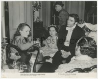 4f1600 WUTHERING HEIGHTS candid 7.75x9.5 still 1939 Laurence Olivier & Merle Oberon between scenes!