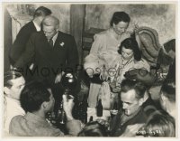 4f1092 HAMLET candid English 7.75x10 still 1948 Laurence Olivier & Vivien Leigh pour drinks at party!